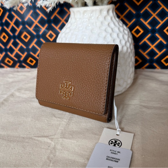 NWT Tory Burch Britten Compact Wallet  Pebbled Leather In moose brown - Picture 3 of 10